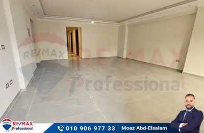 Apartment - 3 Bedrooms - 3 Bathrooms for sale in Abdel Salam Aref St. - Glim - Hay Sharq - Alexandria