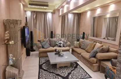 Apartment - 2 Bedrooms - 2 Bathrooms for rent in Hassan Assem St. - Zamalek - Cairo