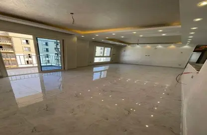 Apartment - 3 Bedrooms - 3 Bathrooms for sale in Village West - Sheikh Zayed Compounds - Sheikh Zayed City - Giza