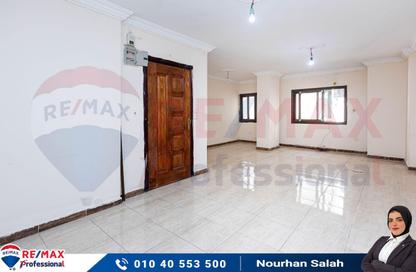 Apartment - 3 Bedrooms - 1 Bathroom for sale in Al Geish Road - Cleopatra - Hay Sharq - Alexandria