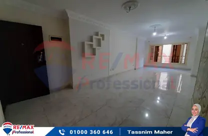 Apartment - 3 Bedrooms - 1 Bathroom for sale in Shaarawy St. - Laurent - Hay Sharq - Alexandria