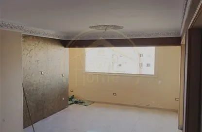 Apartment - 2 Bedrooms - 1 Bathroom for sale in Mahatet Sheds St. - Janaklees - Hay Sharq - Alexandria