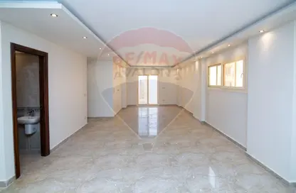 Apartment - 2 Bedrooms - 2 Bathrooms for sale in Mohamed Mokbel St. - Glim - Hay Sharq - Alexandria