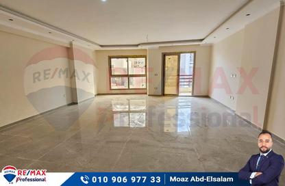 Apartment - 3 Bedrooms - 3 Bathrooms for sale in Abdel Salam Aref St. - Glim - Hay Sharq - Alexandria