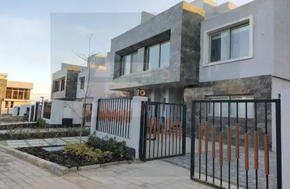 Villa - 3 Bedrooms - 3 Bathrooms for sale in Sun Capital - Fayoum Desert road - 6 October City - Giza