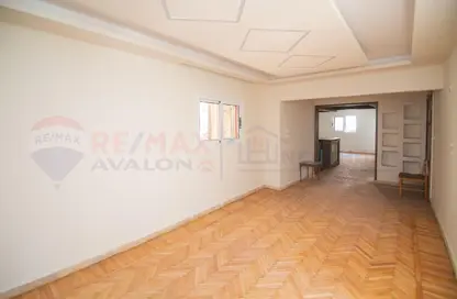 Apartment - 4 Bedrooms - 1 Bathroom for sale in Shaarawy St. - Laurent - Hay Sharq - Alexandria