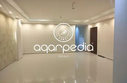 Apartment - 3 Bedrooms - 2 Bathrooms for sale in Ganoob El Acadimia - New Cairo City - Cairo