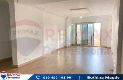 Apartment - 3 Bedrooms - 2 Bathrooms for rent in Sant Giyn St. - Kafr Abdo - Roushdy - Hay Sharq - Alexandria