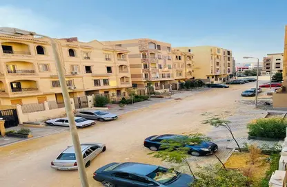 Apartment - 3 Bedrooms - 3 Bathrooms for sale in Abou El Houl - New Cairo City - Cairo