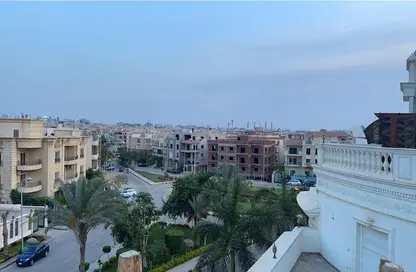 Apartment - 4 Bedrooms - 2 Bathrooms for sale in Ganoob El Acadimia - New Cairo City - Cairo