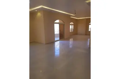 Apartment - 3 Bedrooms - 2 Bathrooms for rent in Gardenia Mall St. - The 1st Settlement - New Cairo City - Cairo