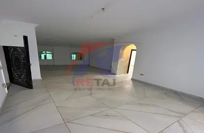 Apartment - 4 Bedrooms - 2 Bathrooms for rent in Al Shaimaa St. - Area F - Ganoob El Acadimia - New Cairo City - Cairo