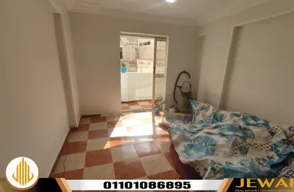 Apartment - 2 Bedrooms - 1 Bathroom for sale in Al Ezaaa St. - Backus - Hay Sharq - Alexandria