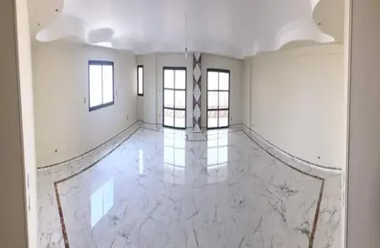 Apartment - 5 Bedrooms - 3 Bathrooms for sale in Nasr City - Cairo