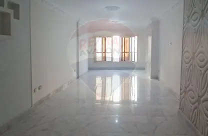 Apartment - 3 Bedrooms - 1 Bathroom for sale in Shaarawy St. - Laurent - Hay Sharq - Alexandria