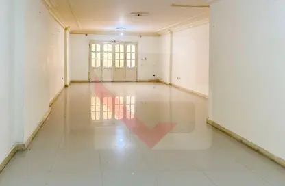 Apartment - 3 Bedrooms - 2 Bathrooms for sale in Zou Al Fekar St. - Janaklees - Hay Sharq - Alexandria