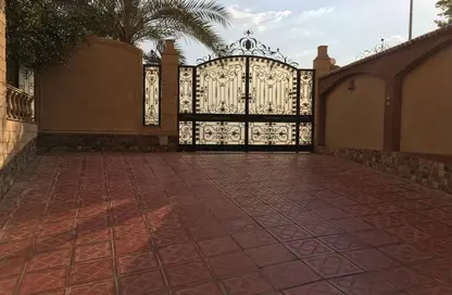 Villa - 6 Bedrooms - 7 Bathrooms for sale in Ganoob El Acadimia - New Cairo City - Cairo