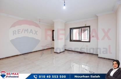 Apartment - 3 Bedrooms - 1 Bathroom for sale in Al Geish Road - Cleopatra - Hay Sharq - Alexandria