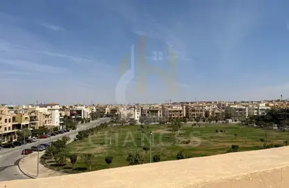 Roof - 2 Bedrooms - 2 Bathrooms for sale in Ganoob El Acadimia - New Cairo City - Cairo