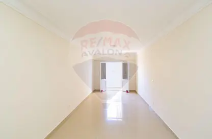 Apartment - 3 Bedrooms - 1 Bathroom for sale in Ahmed Basha Turk St. - Fleming - Hay Sharq - Alexandria