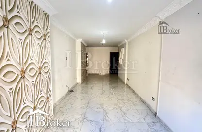 Apartment - 3 Bedrooms - 1 Bathroom for sale in Shaarawy St. - Laurent - Hay Sharq - Alexandria