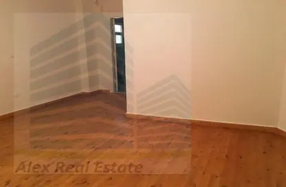 Apartment - 3 Bedrooms - 1 Bathroom for rent in Mohamed Fawzy Moaz St. - Smouha - Hay Sharq - Alexandria