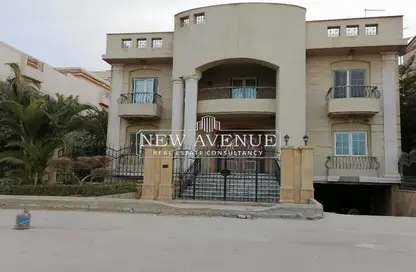 Villa - 4 Bedrooms - 4 Bathrooms for sale in Ganoob El Acadimia - New Cairo City - Cairo