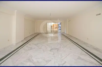 Apartment - 3 Bedrooms - 3 Bathrooms for rent in Shaarawy St. - Laurent - Hay Sharq - Alexandria