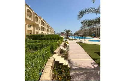 Chalet - 2 Bedrooms - 2 Bathrooms for sale in Lasirena Palm Beach - Al Ain Al Sokhna - Suez