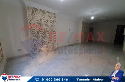 Apartment - 3 Bedrooms - 1 Bathroom for sale in Shaarawy St. - Laurent - Hay Sharq - Alexandria