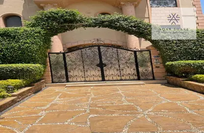 Villa - 7 Bedrooms - 4 Bathrooms for sale in Ganoob El Acadimia - New Cairo City - Cairo